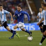 Argentina's Di Maria passes a ball to Palacio as De Rossi of Italy looks on during their international friendly soccer match at the Olympic stadium in Rome