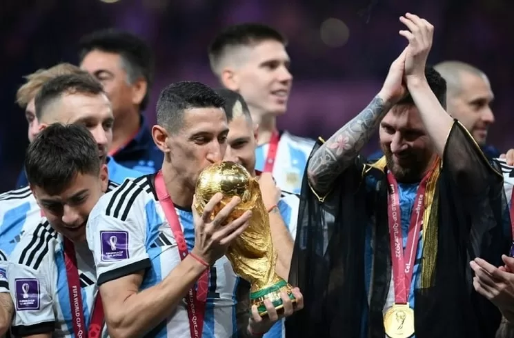 angel-di-maria-argentina-national-team-world-cup-trophy-1