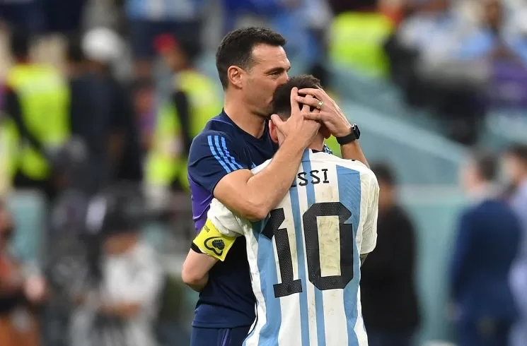 argentina-national-team-coach-lionel-scaloni-lionel-messi-semi-final-croatia-world-cup