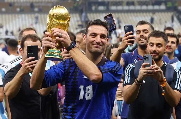 argentina-national-team-coach-lionel-scaloni-world-cup-trophy