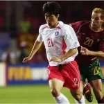 © Shaun Botterill/Getty ImagesJi Sung Park of South Korea holds off Petit of Portugal