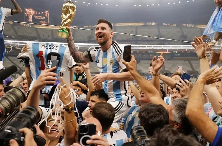 lionel-messi-argentina-national-team-world-cup-trophy-celebrations-1