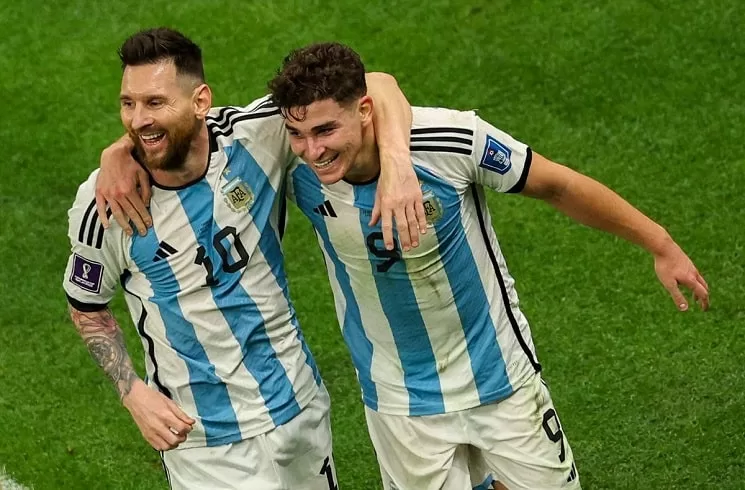 lionel-messi-julian-alvarez-argentina-national-team-croatia-semi-final-world-cup